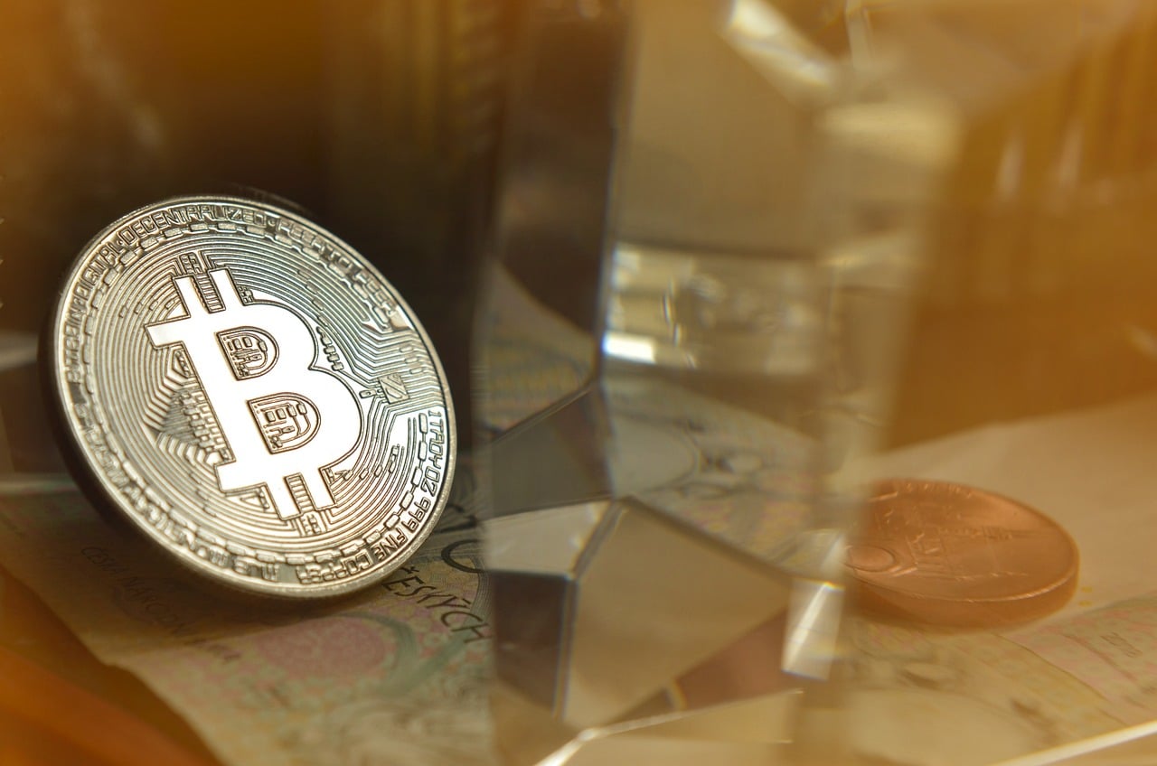 عملة بيتكوين (Bitcoin) تعلو ورقة نقدية
