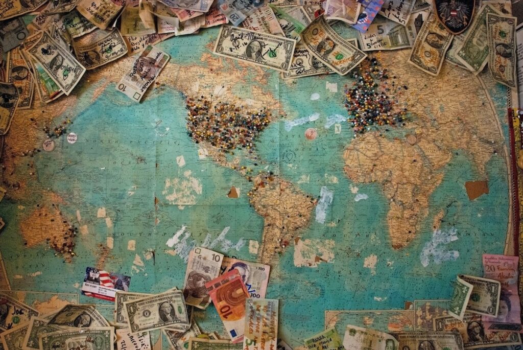 Nova moeda do BRICS vai sair? Grupo reforça independência do dólar