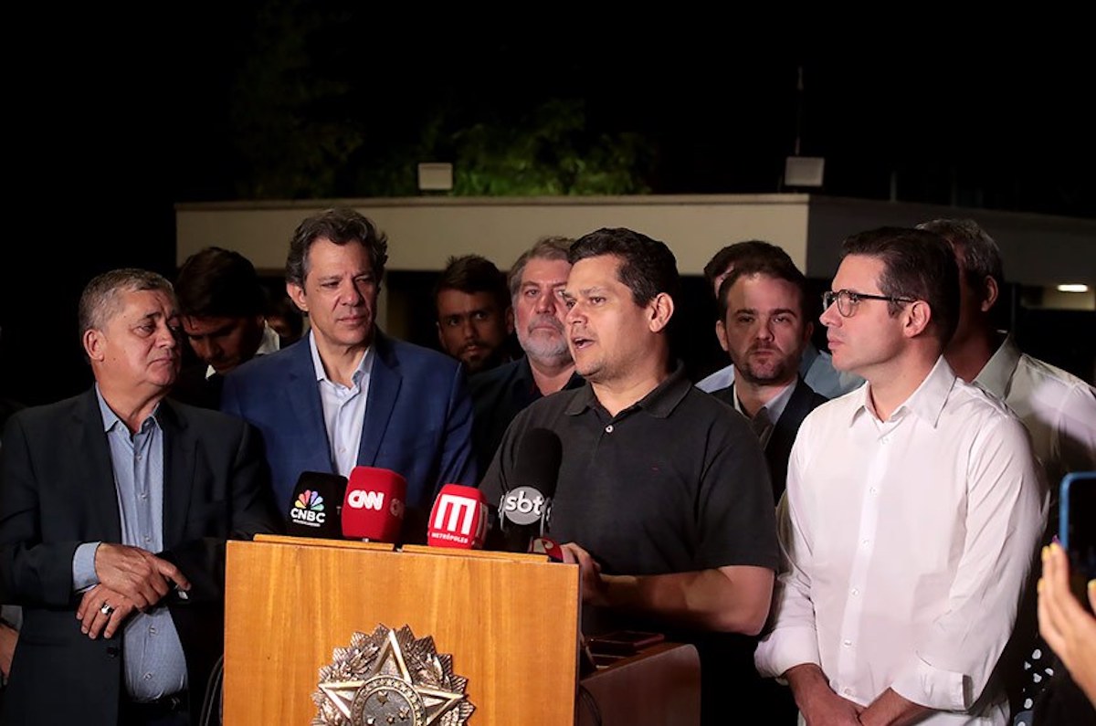 Davi Alcolumbre, presidente do Senado, com o ministro da Fazenda, Fernando Haddad, e o presidente da Câmara, Hugo Motta, e líderes partidários, em entrevista no dia 09/06, sobre IOF. 