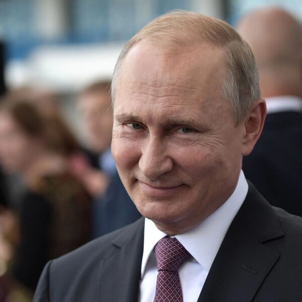 Assessor de Putin acusa Estados Unidos de usar cripto e ouro para reduzir dívida trilionária