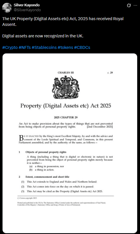 Tweet com documento oficial da Property (Digital Assets etc) Act 2025 com brasão real britânico, lei que reconhece criptomoedas e stablecoins como propriedade pessoal no Reino Unido.