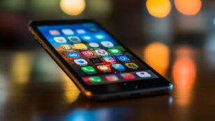 Eine Privatperson aus den USA verklagt Apple in einer Sammelklage wegen eines Verlusts von 80.000 US-Dollar durch die betrügerische Kryptowährungs-App Swiftcrypt im App Store, da Apple ein irreführendes Sicherheitsgefühl vermittle und gegen Verbraucherschutz- und Wettbewerbsrecht verstoße.