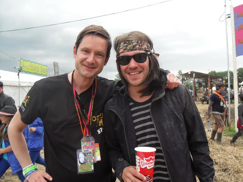 Guy Young und Will Young bei einer Veranstaltung im Freien.