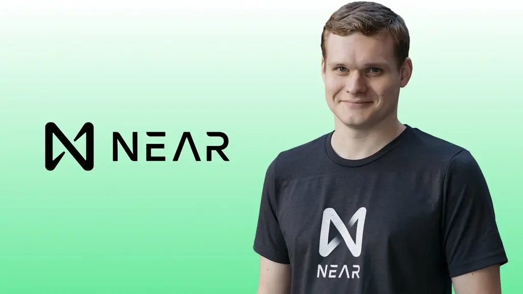 Illia Polosukhin, Mitbegründer und CEO von NEAR Protocol, vor einem grünen Hintergrund mit NEAR-Logo.