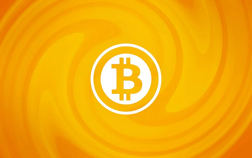 Das Bitcoin-Symbol in Weiß auf einem abstrakten orangefarbenen Hintergrund.
