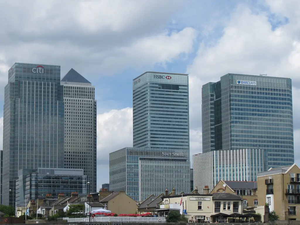Hochhäuser im Finanzdistrikt Canary Wharf in London, darunter das Gebäude mit dem Citi-Logo.