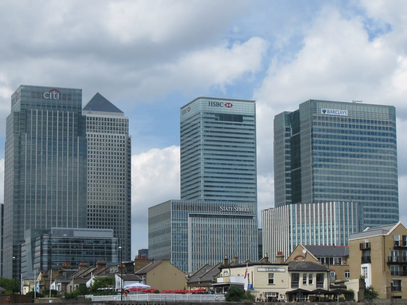 Moderne Wolkenkratzer in Canary Wharf, London, darunter ein Gebäude mit dem Citi-Logo.