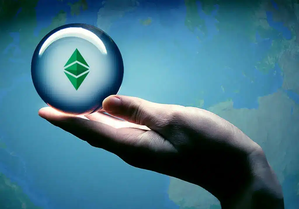 Eine Hand hält eine gläserne Kugel mit dem grünen Ethereum-Logo vor einem digitalen Weltkarten-Hintergrund.