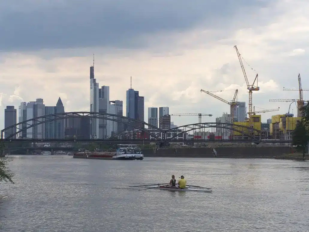 Die Skyline von Frankfurt am Main mit dem im Bau befindlichen Gebäude der Europäischen Zentralbank im Hintergrund.