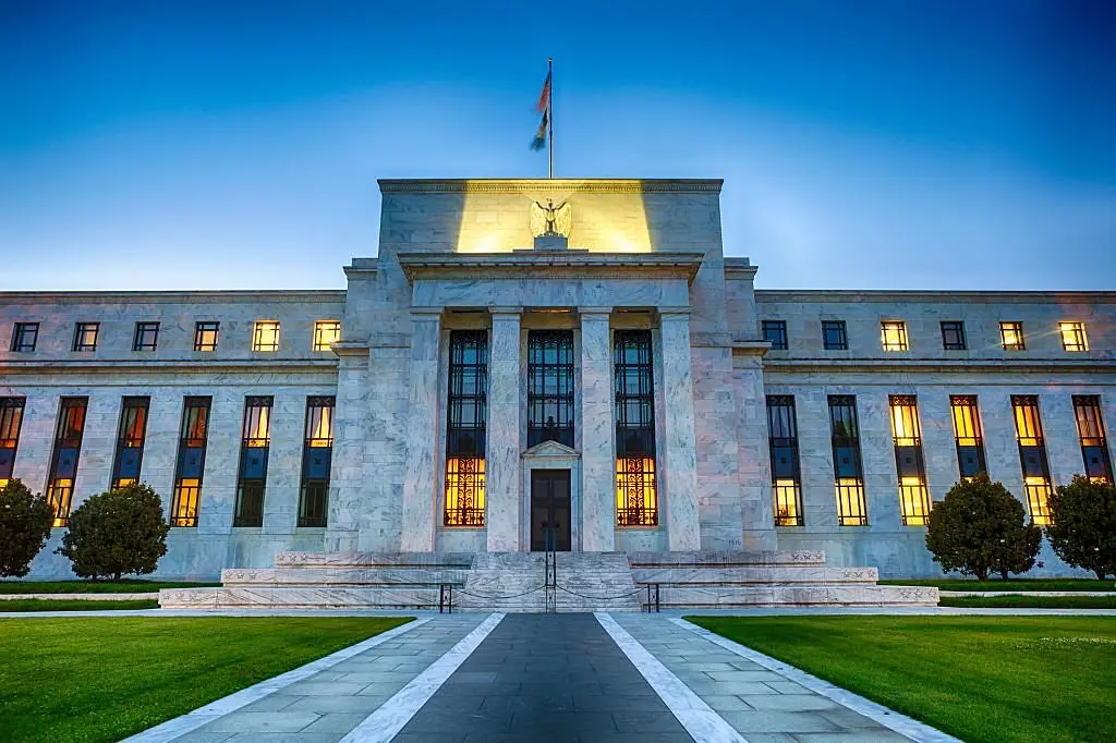 Das Hauptgebäude der Federal Reserve in Washington, D.C. bei Abenddämmerung.