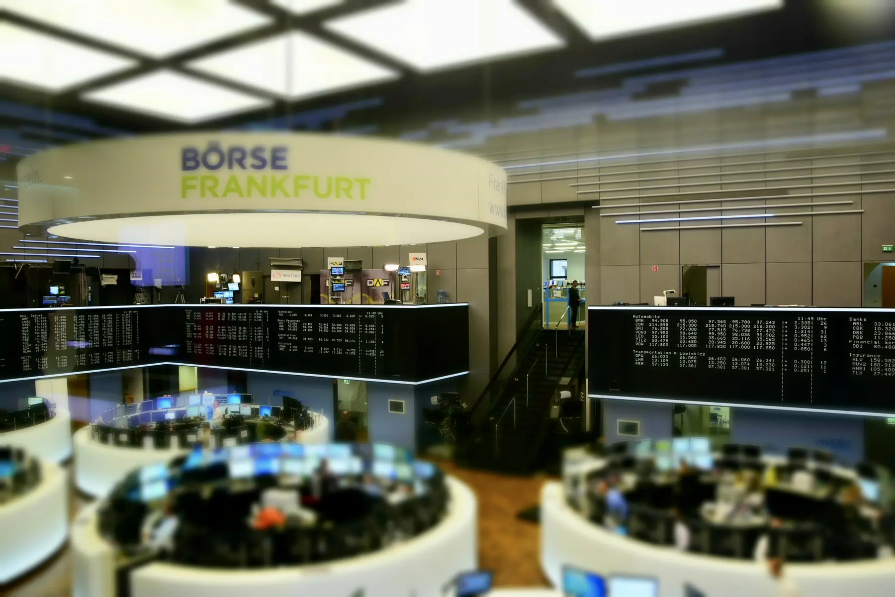 Innenansicht des Handelssaals der Börse Frankfurt mit Anzeigetafeln und Handelsstationen.