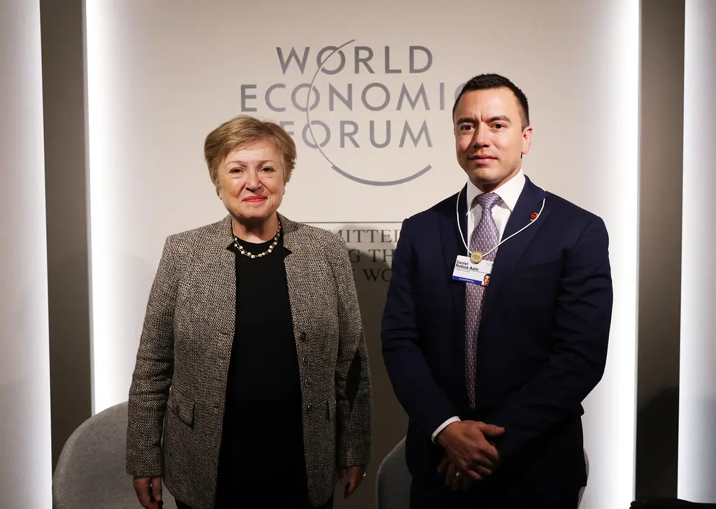 Kristalina Georgieva und ein Mann vor dem Logo des World Economic Forum.