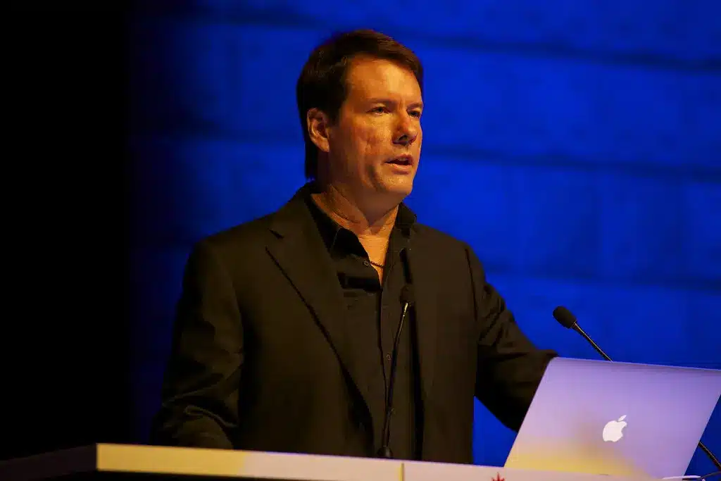 Michael Saylor spricht bei einer Keynote-Präsentation auf einer Bühne.