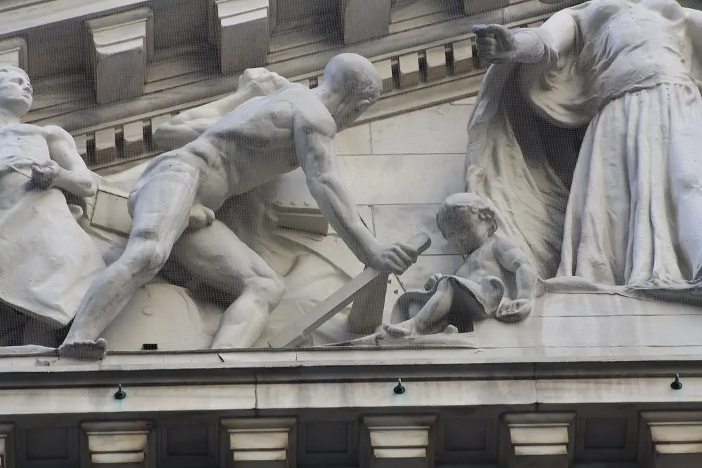 Detailansicht der klassischen Steinskulpturen an der Fassade der New York Stock Exchange.