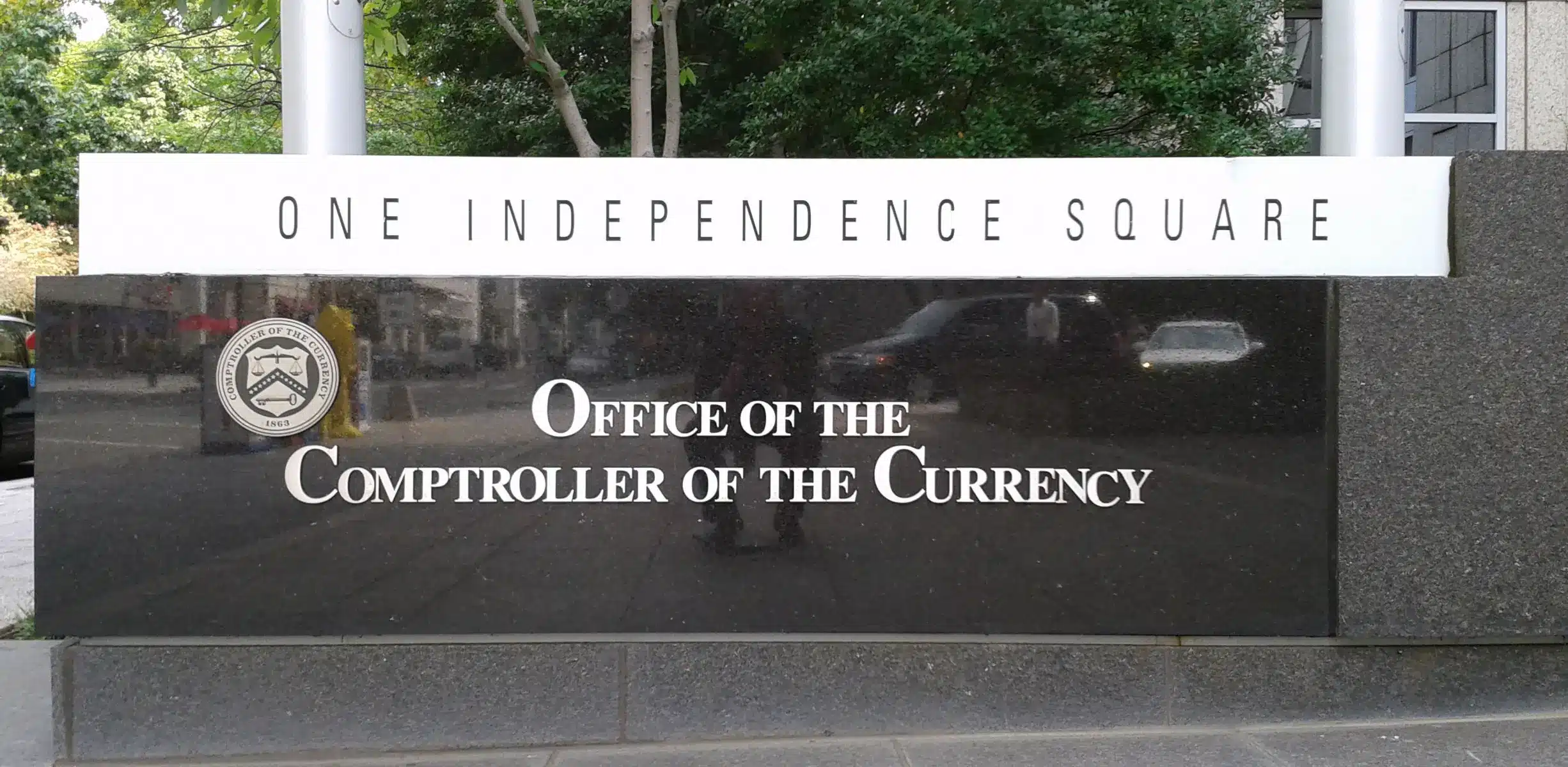 Schild des Office of the Comptroller of the Currency am Gebäude One Independence Square.