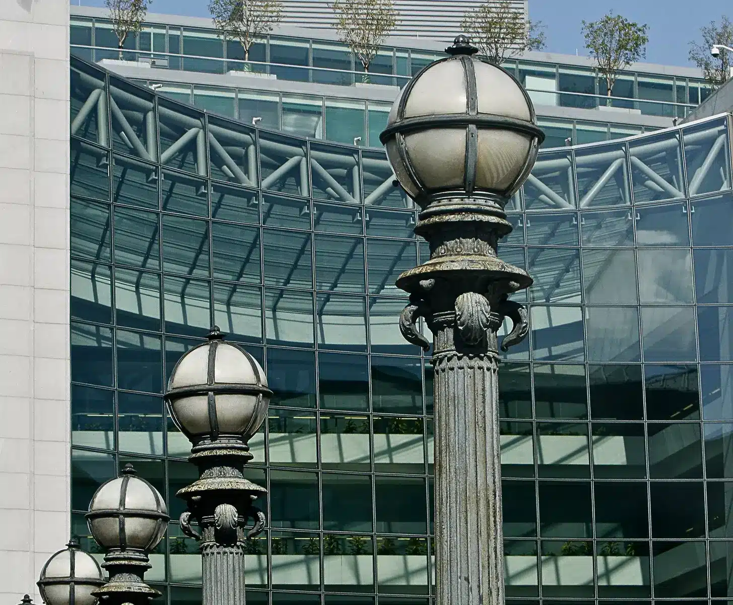 Die Fassade des Hauptsitzes der US-Börsenaufsicht SEC in Washington, D.C. mit markanten Straßenlaternen im Vordergrund.