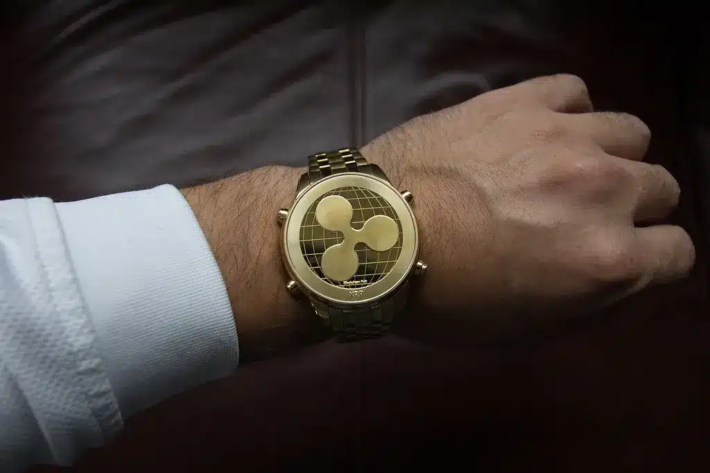 Eine goldene Armbanduhr mit dem XRP-Logo auf dem Zifferblatt.