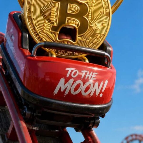 Bitcoin cae a $61,000 mientras los Trump ganan $2,300M