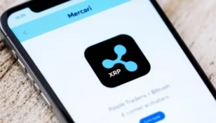 メルカリアプリ内でリップル（XRP）とビットコインの取引オプションを示すスマートフォン画面