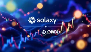 ICO仮想通貨Solaxy（SOLX）、Solana（SOL）、Ondo（ONDO）のロゴと変動する市場グラフを背景にした投資機会を示すイメージ