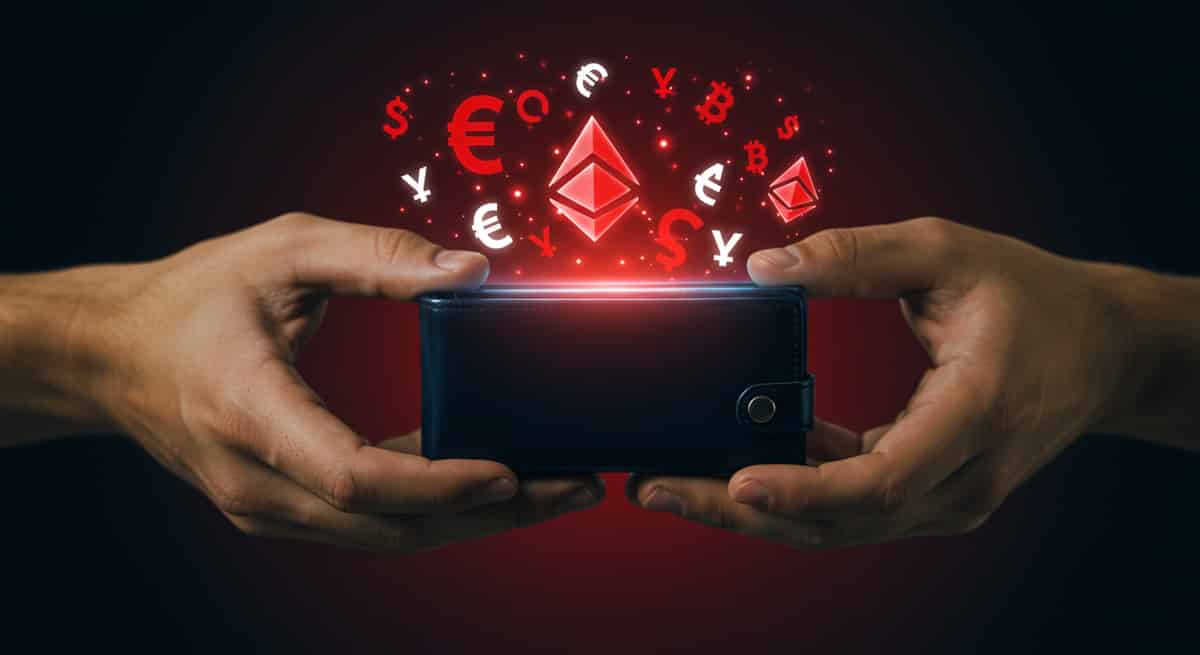 暗号通貨とは-仮想通貨と財布を持つ手
