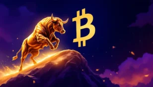 金色の雄牛が駆け上がり、背景にビットコインのシンボルが輝く、新しい仮想通貨の機会を象徴する画像