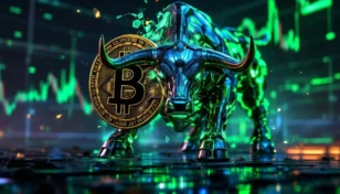 新しい仮想通貨BTC Bullを象徴する雄牛がビットコインのロゴを突き破るイメージ
