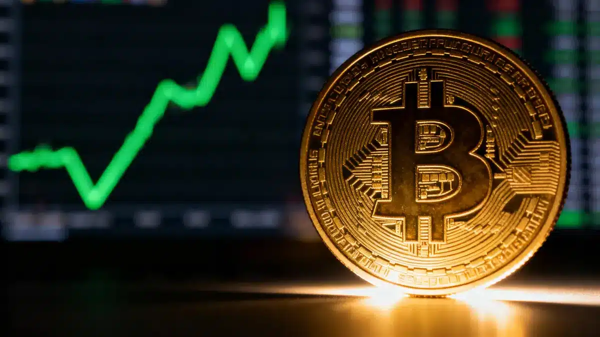 ビットコインが9万ドル台回復、今後の弱気相場の懸念和らぐ