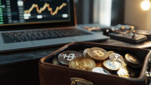 krypto i en koffert og datamaskin med graf i bakgrunnen