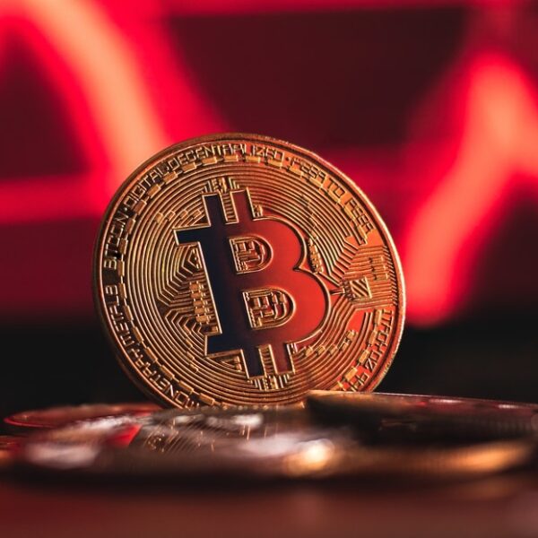 Новости криптовалют сегодня: падение Биткоина и новые токены
