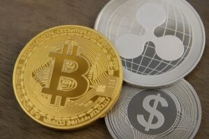 Bugünün Kripto Haberleri: Bitcoin Düşüşte, XRP Eleştiriliyor, Stablecoinler Tehdit Ediyor