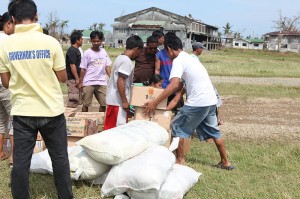 Victims_of_Super_Typhoon_Megi_receive_humanitarian_aid_supplies_in_Divilacan,_Isabela_province,_Philippines,_Oct_22,_2010_101022-M-NR225-175