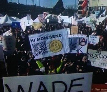 Lucky Auburn student gets 22 BTC by waving Bitcoin sign on television