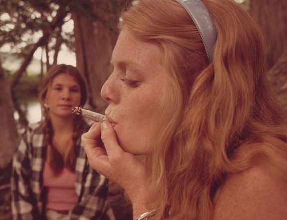 800px-ONE_GIRL_SMOKES_POT_WHILE_HER_FRIEND_WATCHES_DURING_AN_OUTING_IN_CEDAR_WOODS_NEAR_LEAKEY,_TEXAS._(TAKEN_WITH..._-_NARA_-_554906