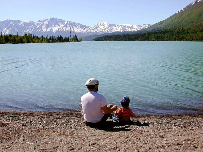 800px-Fathers_day_father_with_kid_on_lake