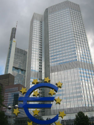 Frankfurt_European_Central_Bank_with_Euro-2