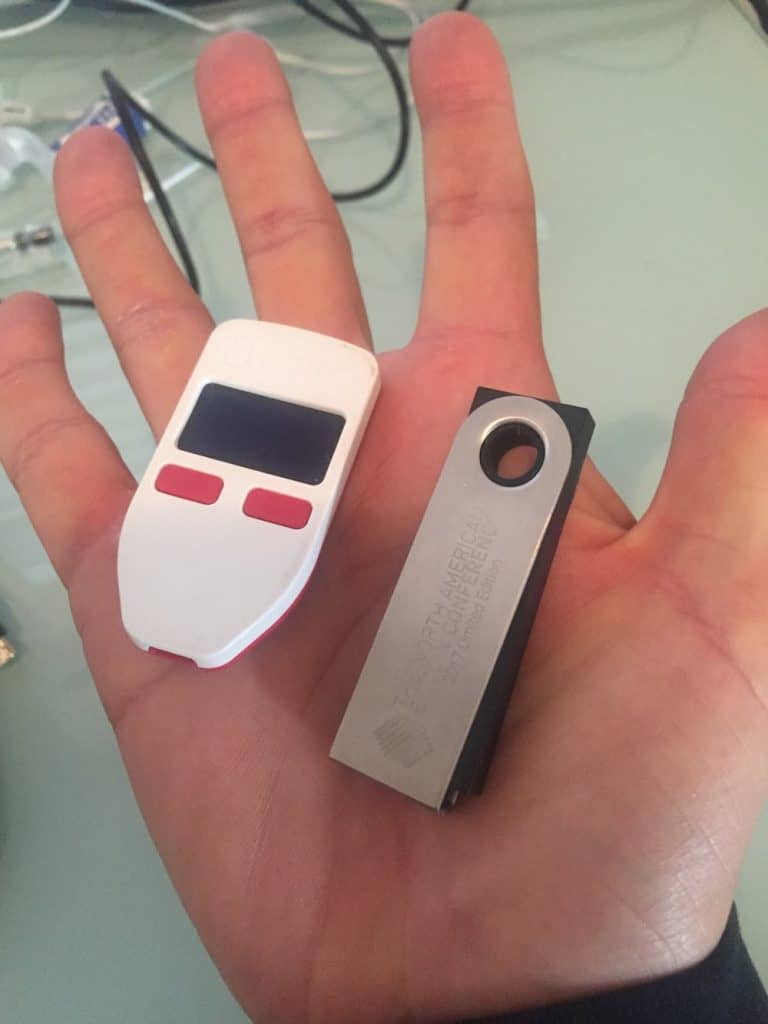 Ledger Nano S vs TREZOR