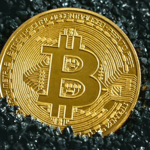 Bitcoin Targeting $72,000, Spot ETF Issuers Bought Over $422 Million BTC Yesterday